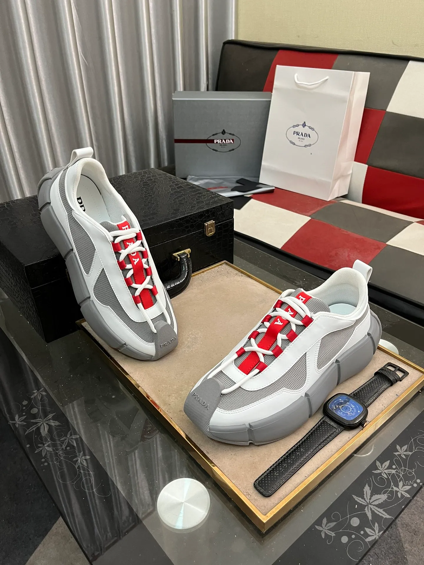 Men's shoes 💰540⌚️⌚️ PRADA/Prada men's lace-up casual sports shoes, the upper is made of cowhide leather and breathable mesh. It is soft, comfortable and breathable. The tongue is decorated with the PRADA brand letter logo. The thick rubber sole echoes the red label tongue. The style is fashionable and elegant. The details are carefully crafted. A super fashionable casual sports shoe with excellent breathability!  Size: 38-443️⃣Colors available